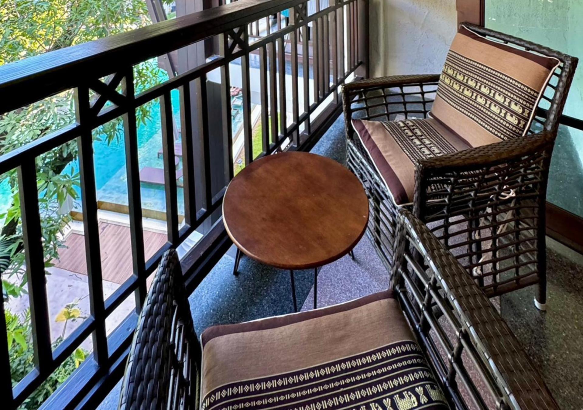 Smile Lanna Hotel Chiang Mai Exterior photo A balcony table